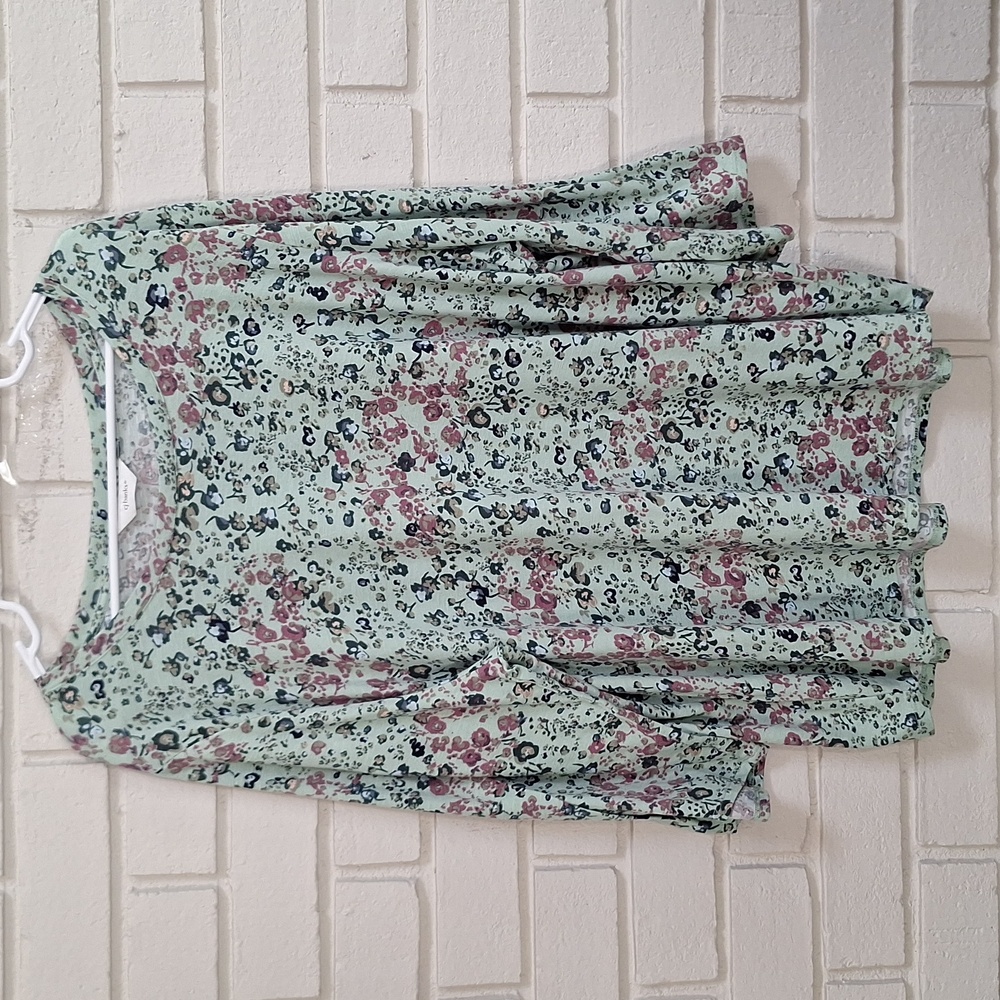 CJ Banks Floral Mint Colored Blouse. No Size Tag. Looks new!  (Measures 28"-30")